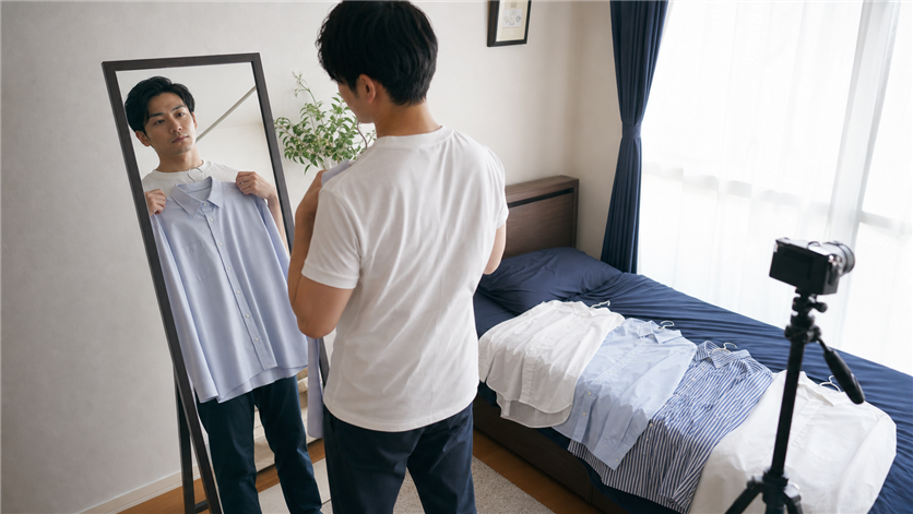 プロフィール写真のために最初の3日で身だしなみを整える男性
